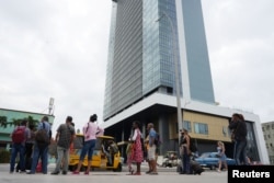 Habaneros esperan por el transporte público frente al Hotel K23, en La Habana. (Reuters/Alexandre Meneghini)